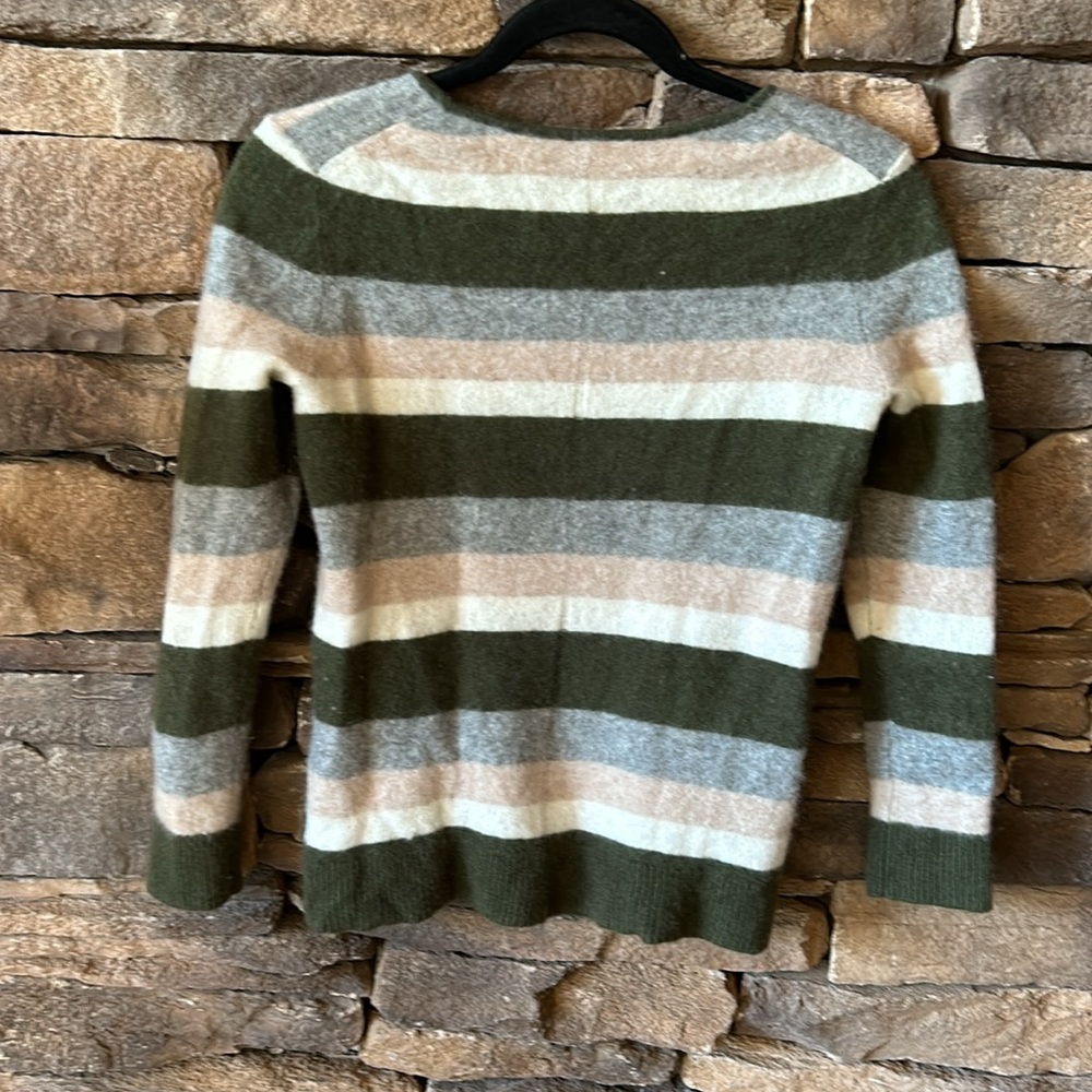 Cashmere crewneck sweater. 41 Hawthorn. Hunter green stripes long sleeve. Size M - Picture 3 of 4